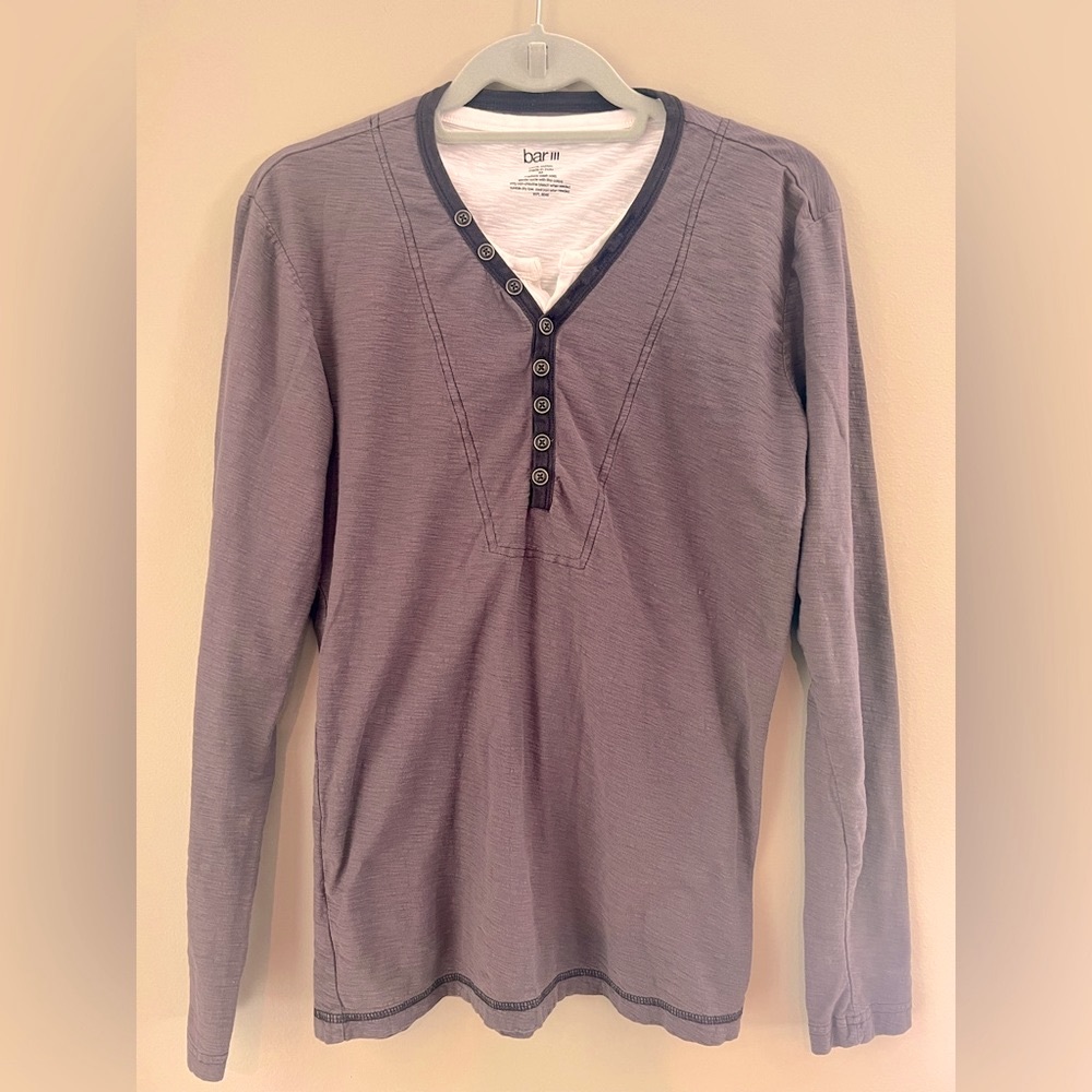Long sleeved men’s henley from Bar III. 100% cotton. Size M